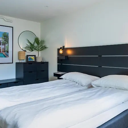 Town Square Apartment *